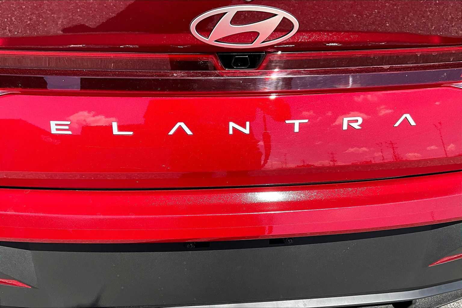 2024 Hyundai Elantra SEL photo 9