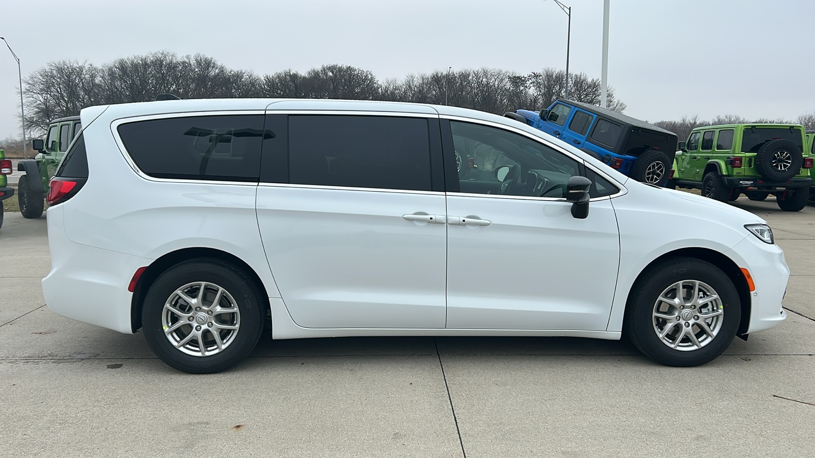 2026 Chrysler Pacifica photo 2