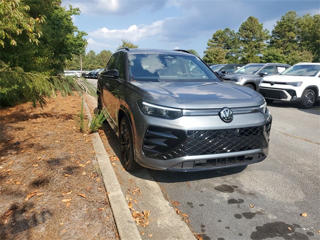 2025 Volkswagen Tiguan SE R-Line Black photo 2
