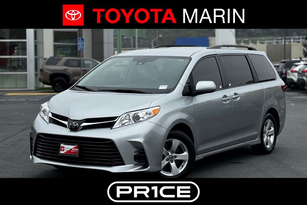 2020 Toyota Sienna LE's photo