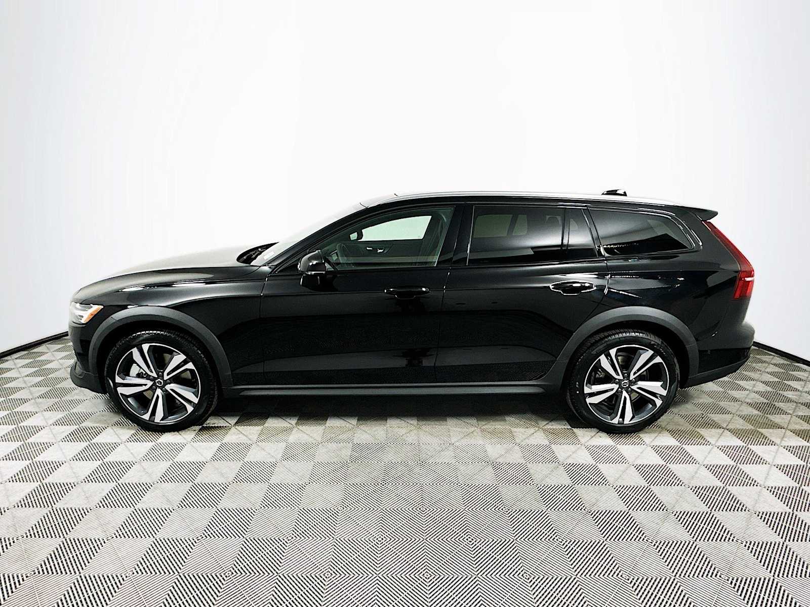 2025 Volvo V60 Cross Country B5 AWD Plus photo 4