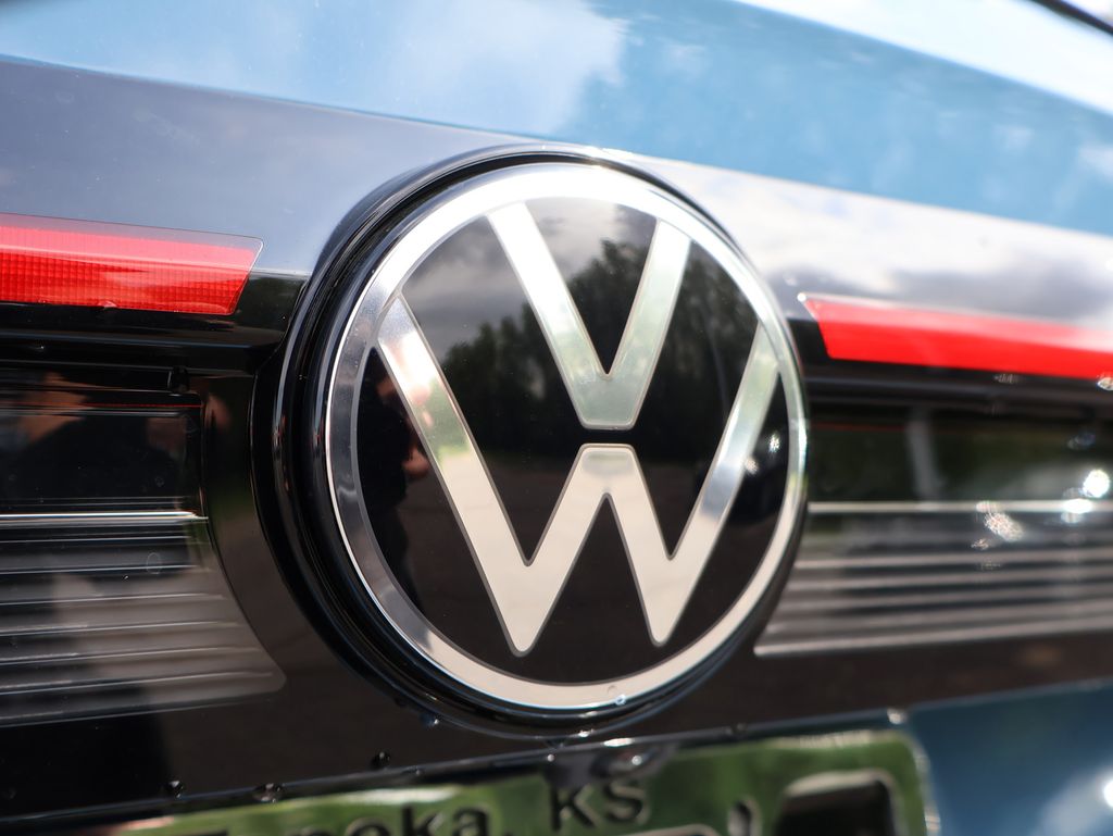 2025 Volkswagen Taos S photo 18