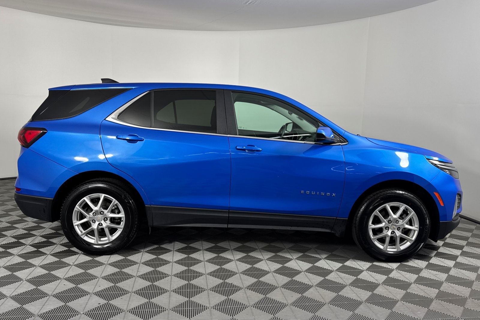 2024 Chevrolet Equinox LT photo 2