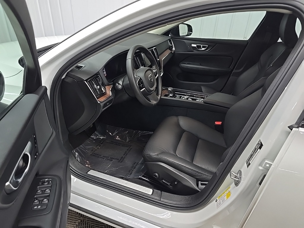 2024 Volvo S60 B5 Plus photo 29