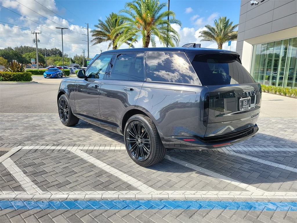 2025 Land Rover Range Rover SE photo 3