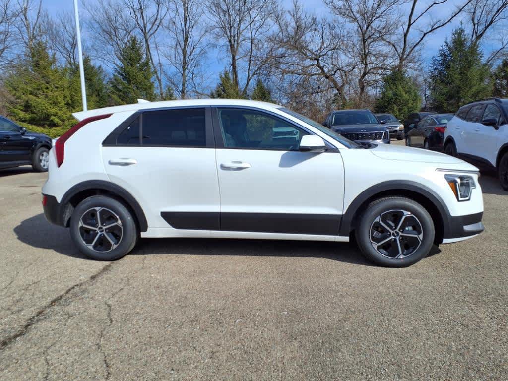 2025 Kia Niro LX photo 2