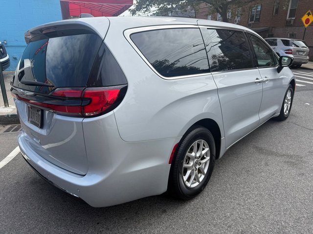 2024 Chrysler Pacifica Touring L photo 3