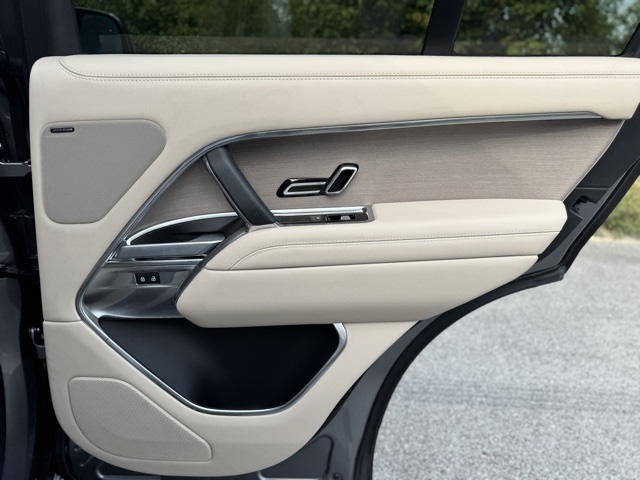 2023 Land Rover Range Rover SE photo 16