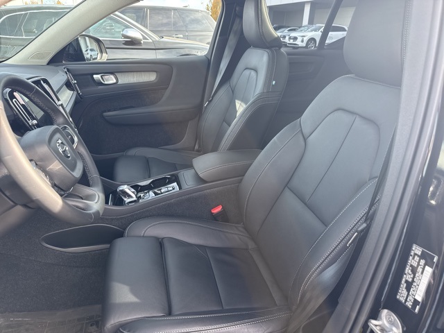 2024 Volvo XC40 Plus photo 3