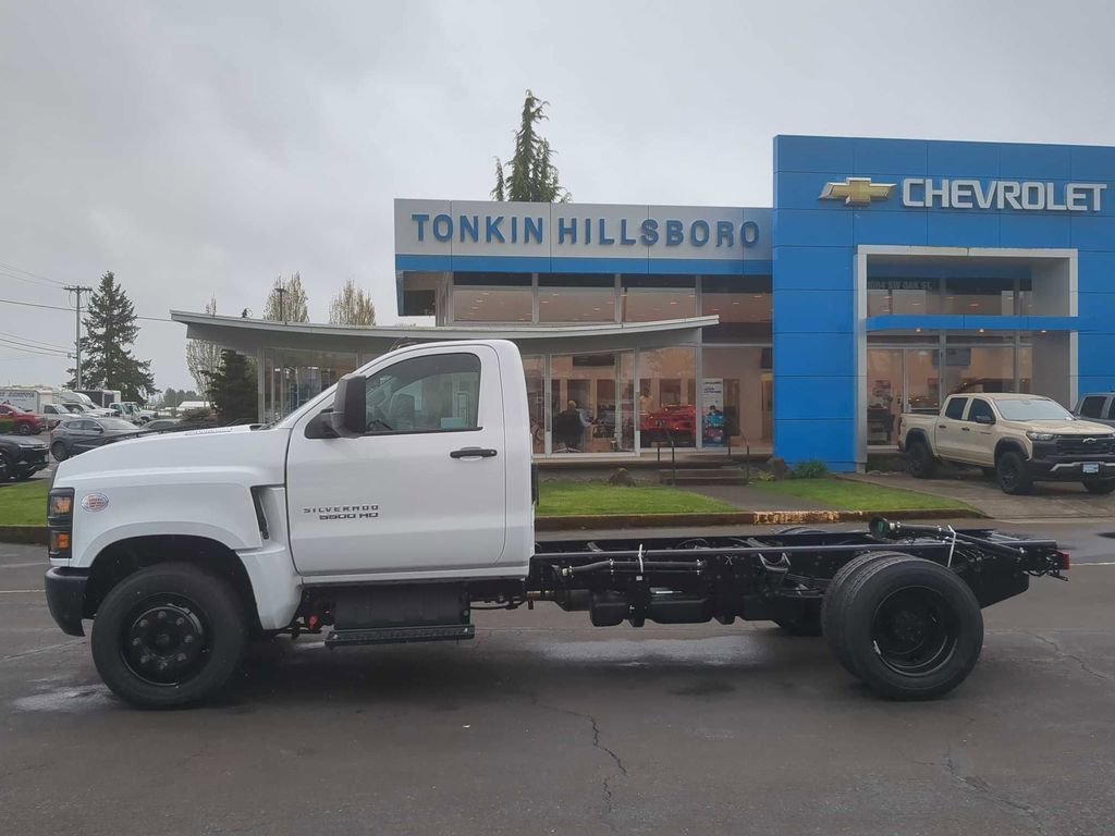 2023 Chevrolet Silverado 5500HD LT photo 4
