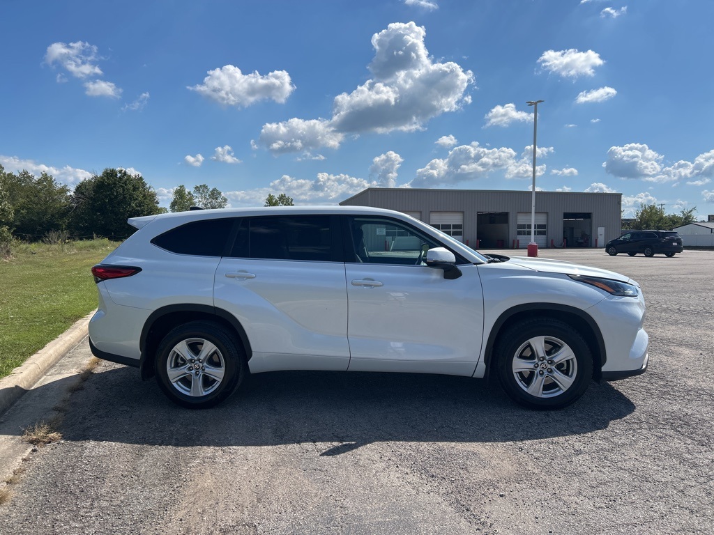 2023 Toyota Highlander L photo 4