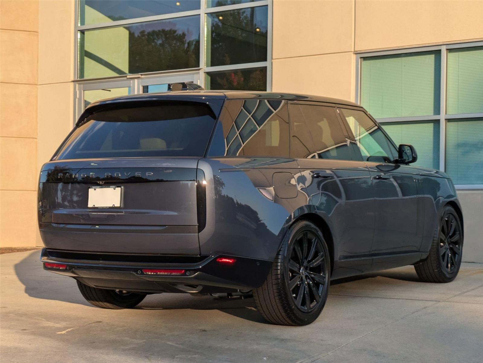 2025 Land Rover Range Rover SE photo 5