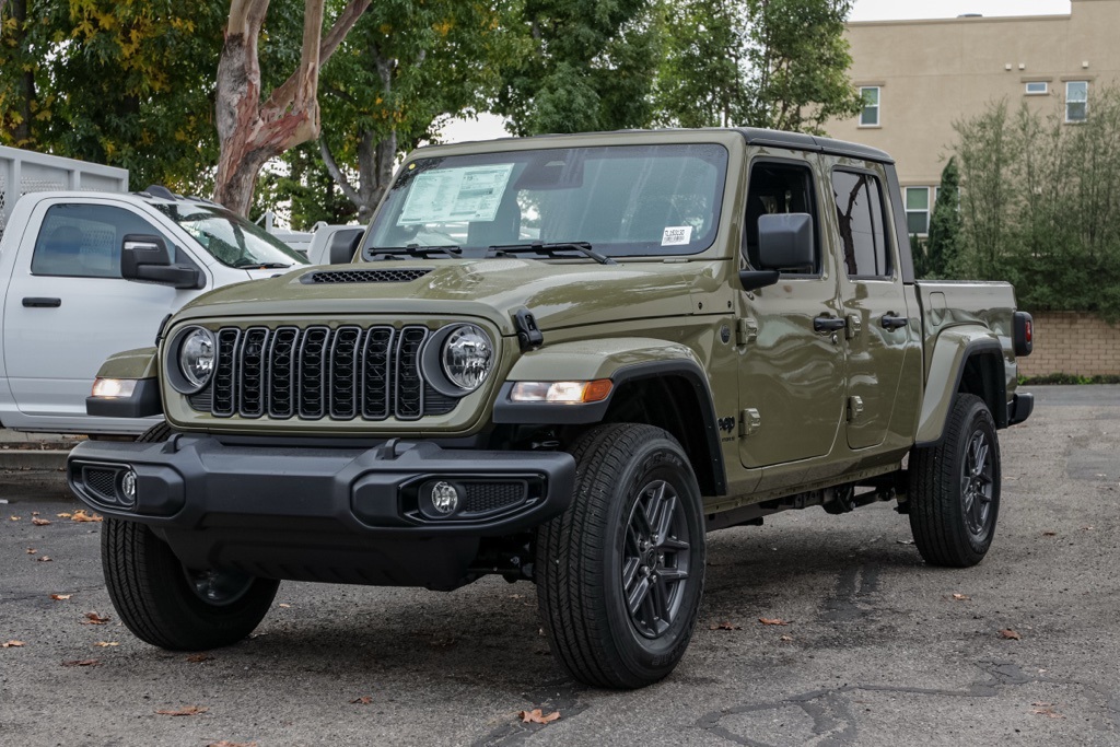 2026 Jeep Gladiator Sport S's photo