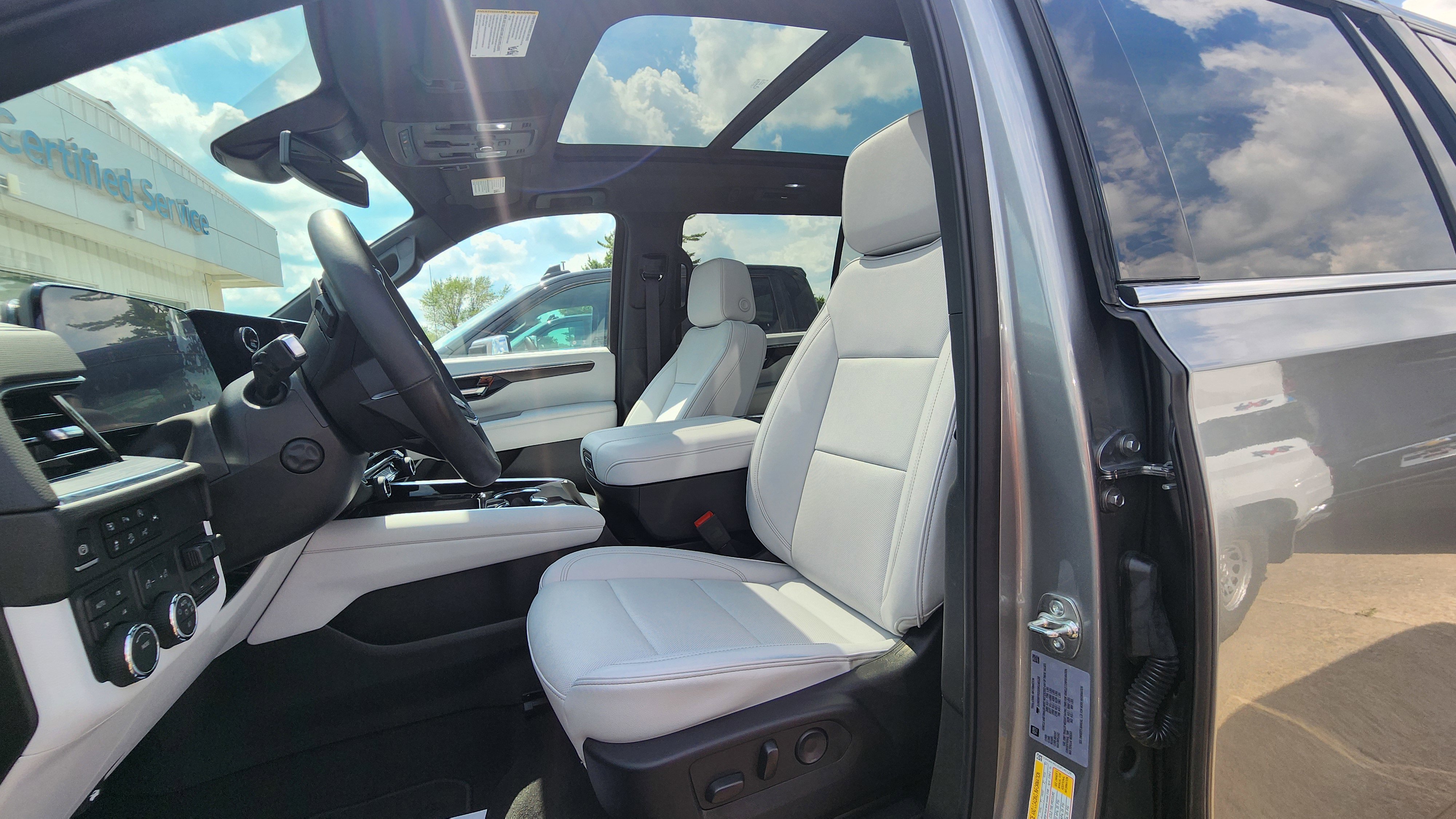 2025 Chevrolet Suburban Premier photo 4