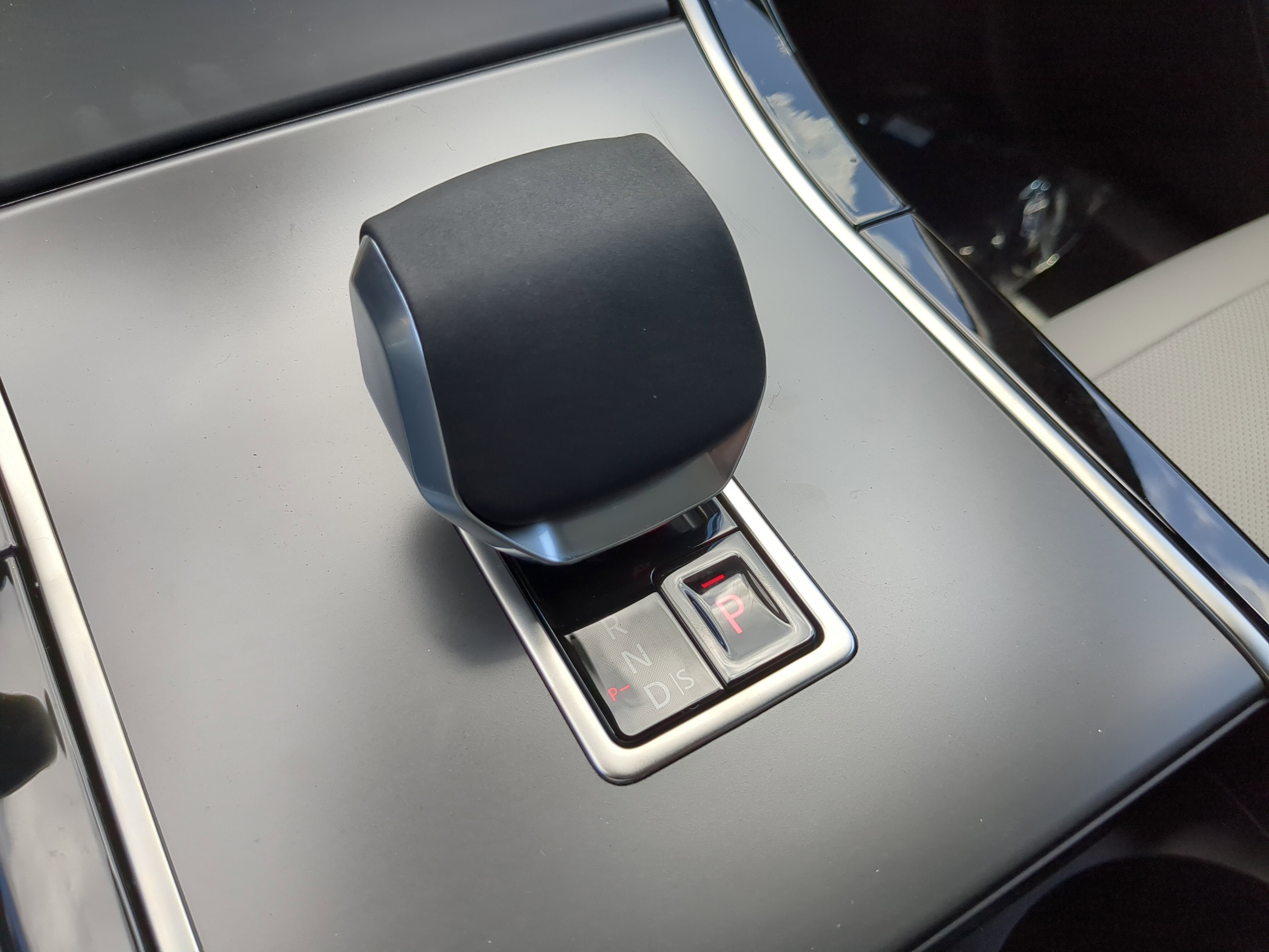 2026 Land Rover Range Rover Velar S photo 13