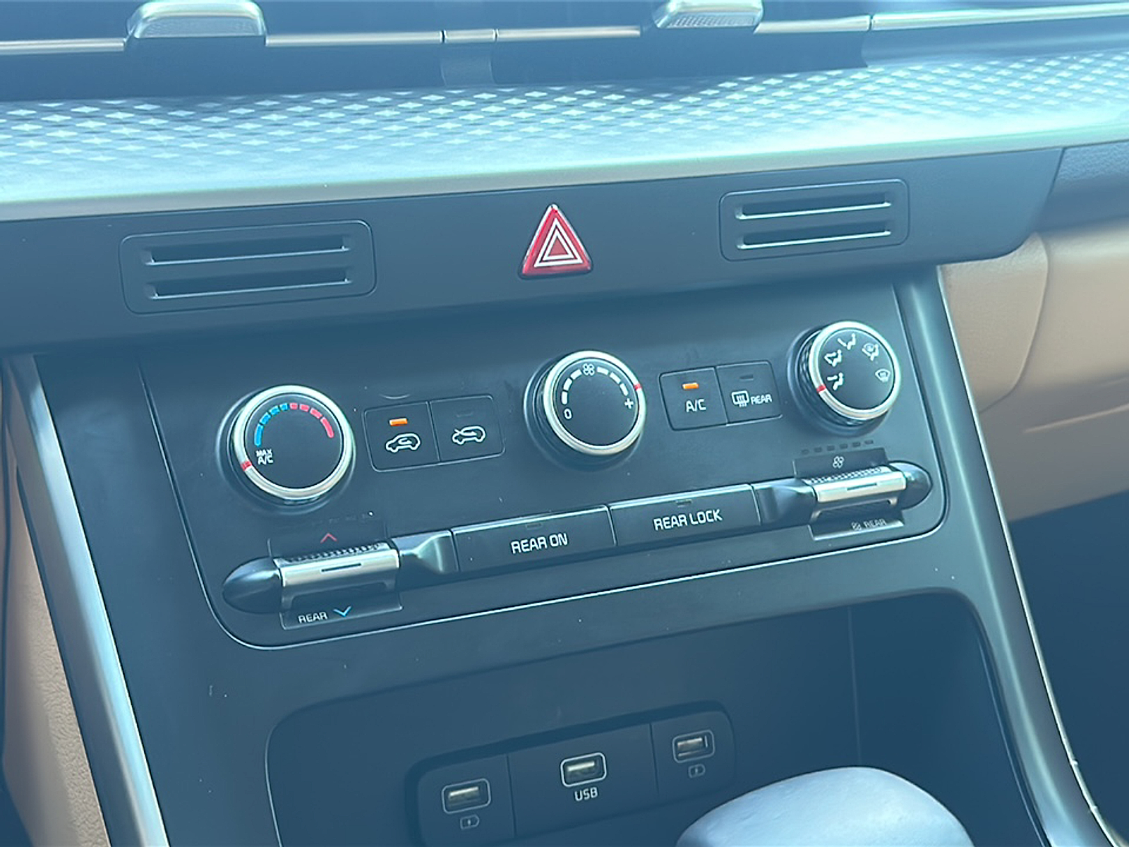 2024 Kia Carnival LX photo 17