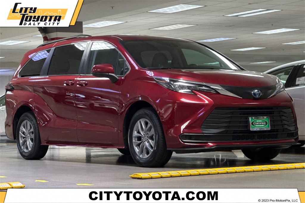 2024 Toyota Sienna LE's photo