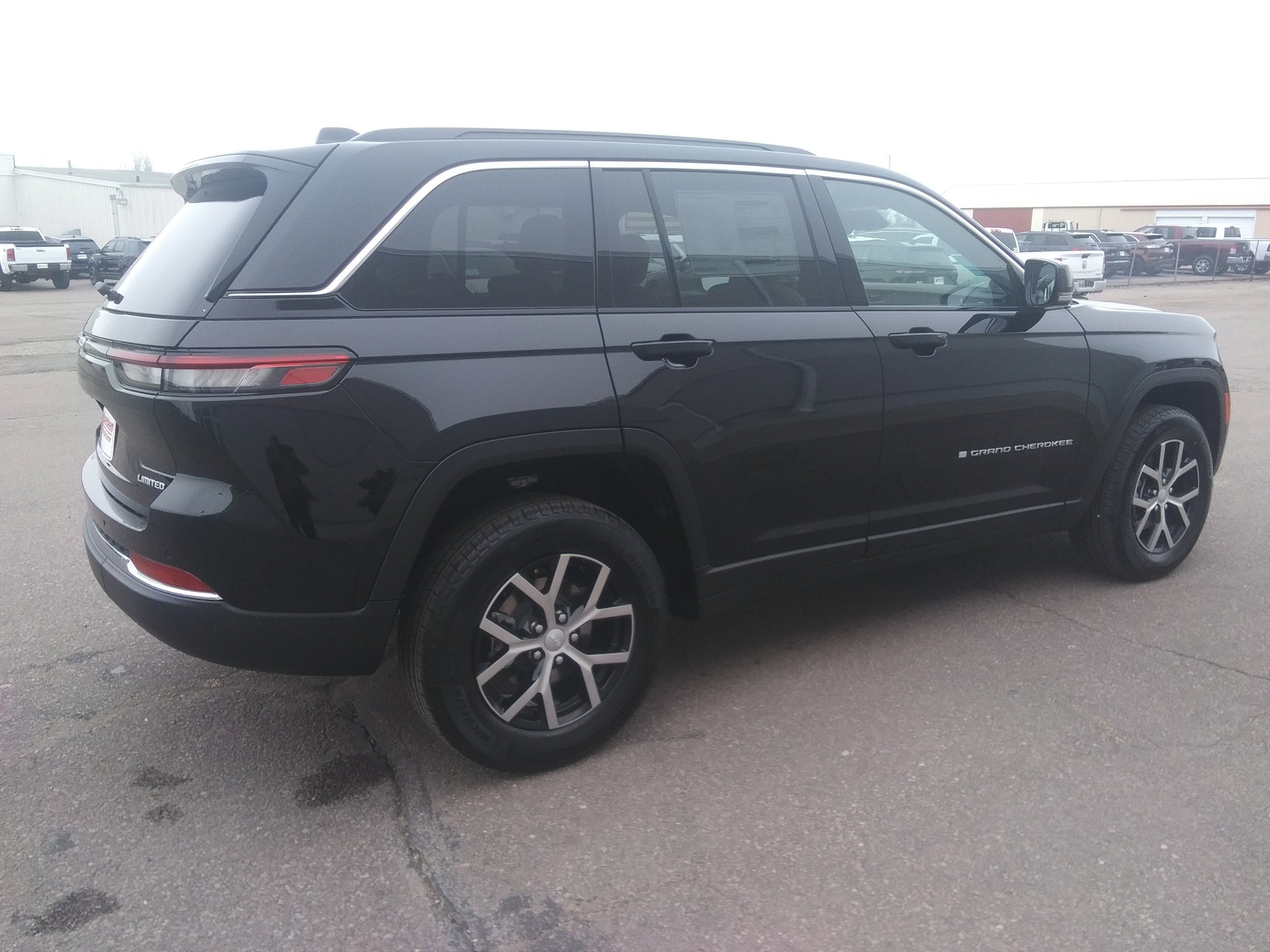 2025 Jeep Grand Cherokee Limited photo 2