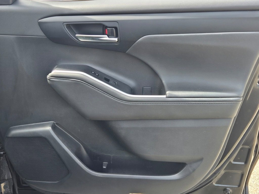 2024 Toyota Highlander LE photo 6