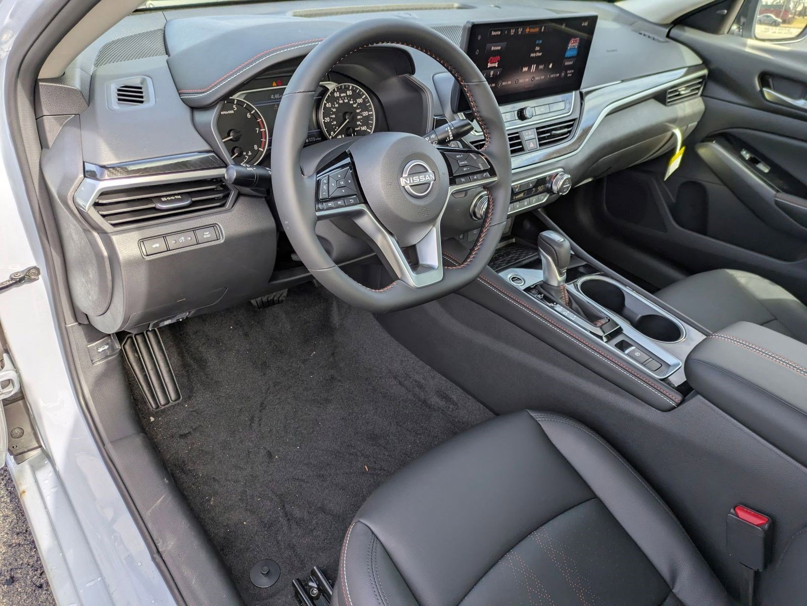2025 Nissan Altima SR photo 3