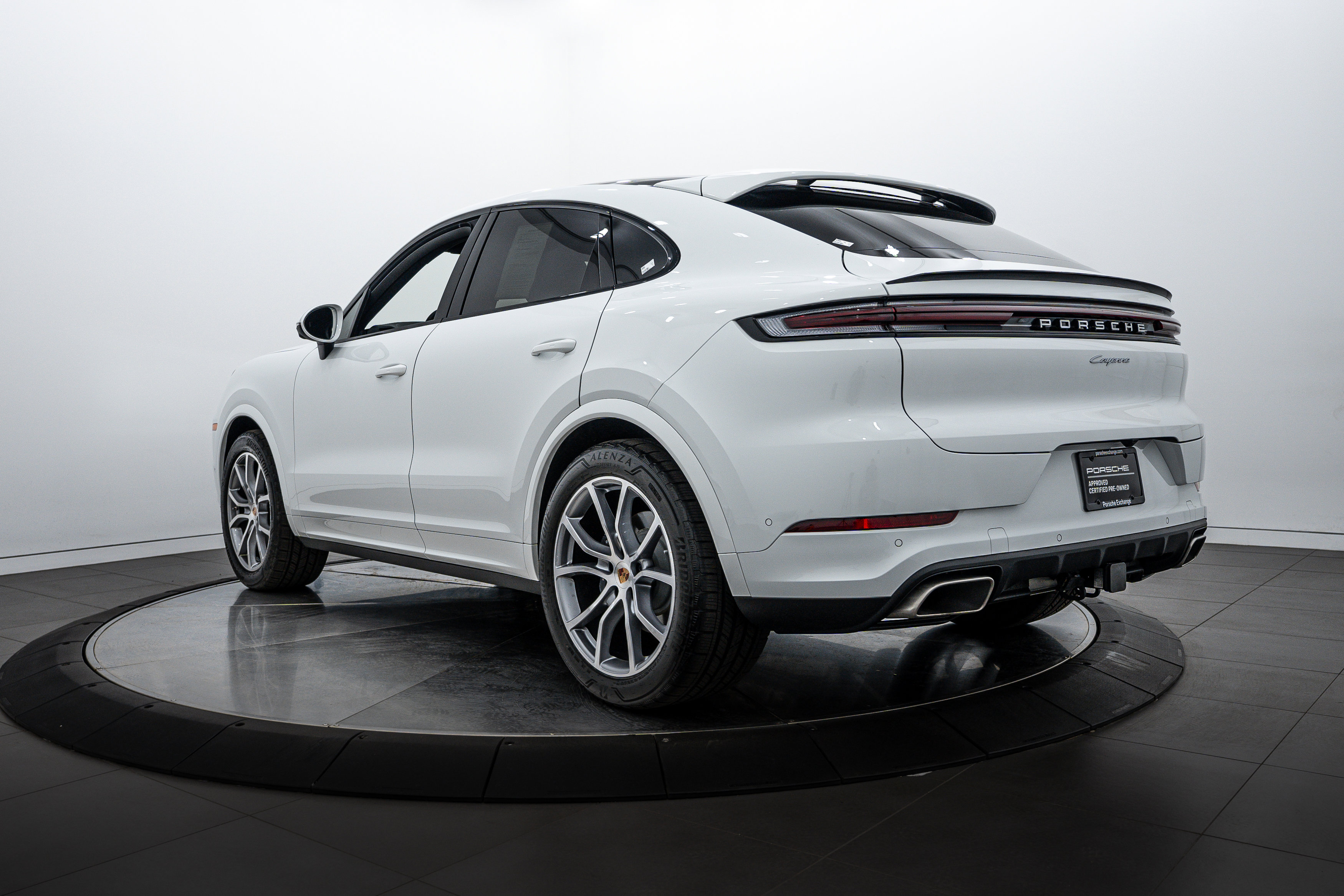 2025 Porsche Cayenne photo 3