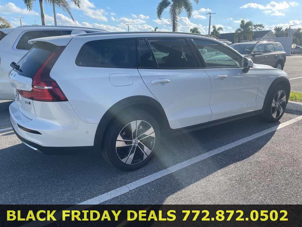 2025 Volvo V60 Cross Country B5 Plus photo 3