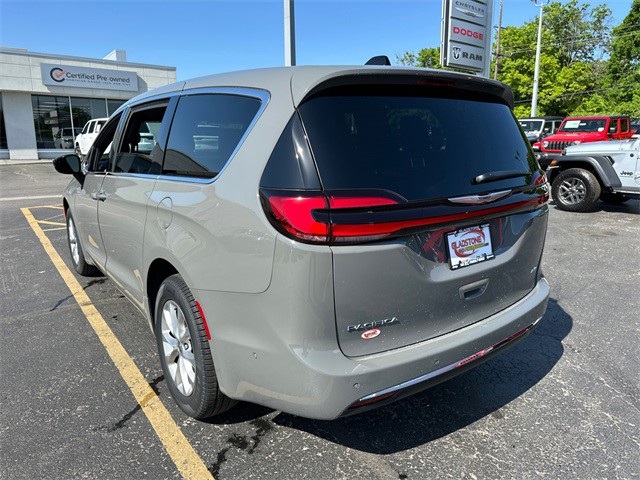 2025 Chrysler Pacifica photo 8
