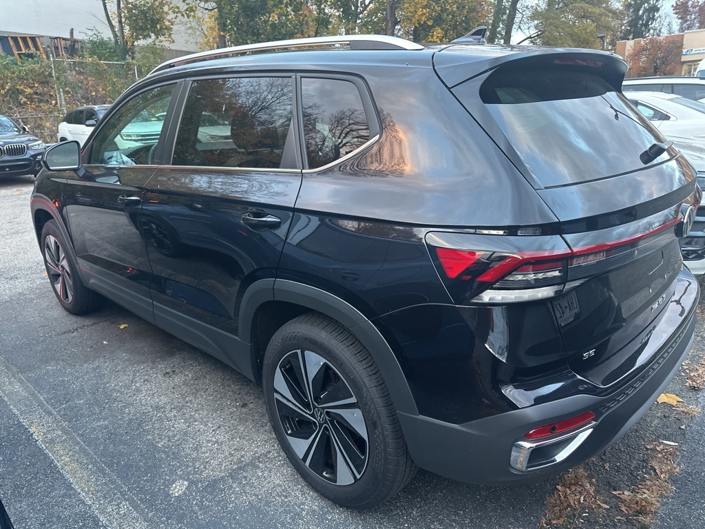 2025 Volkswagen Taos SE photo 4