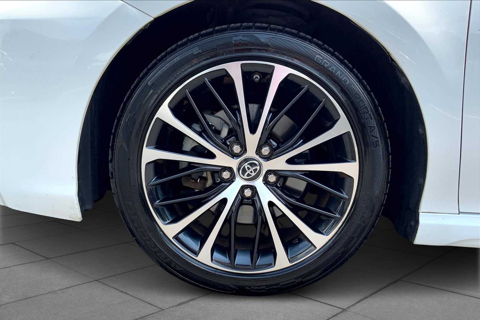 2019 Toyota Camry SE photo 9