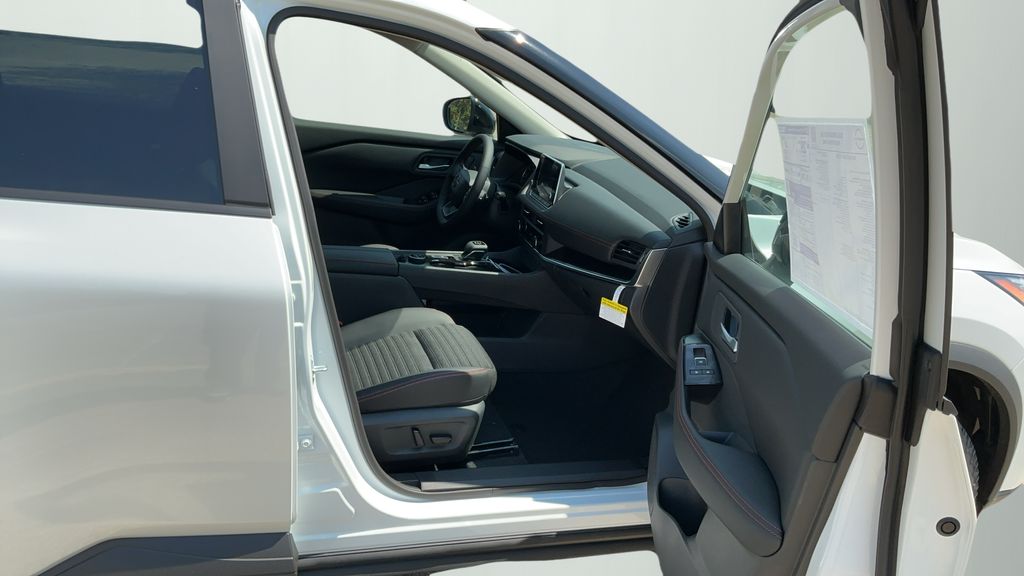 2026 Nissan Rogue SV photo 3