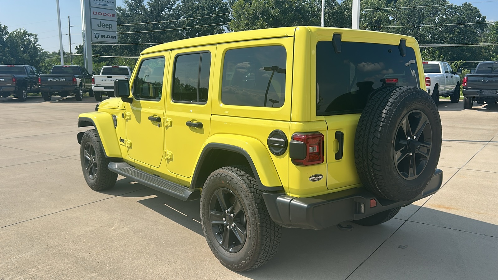2023 Jeep Wrangler Sahara Altitude photo 5