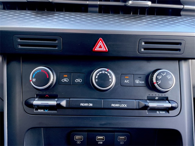 2024 Kia Carnival LX photo 9