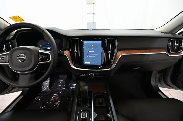 2024 Volvo S60 B5 Plus photo 2