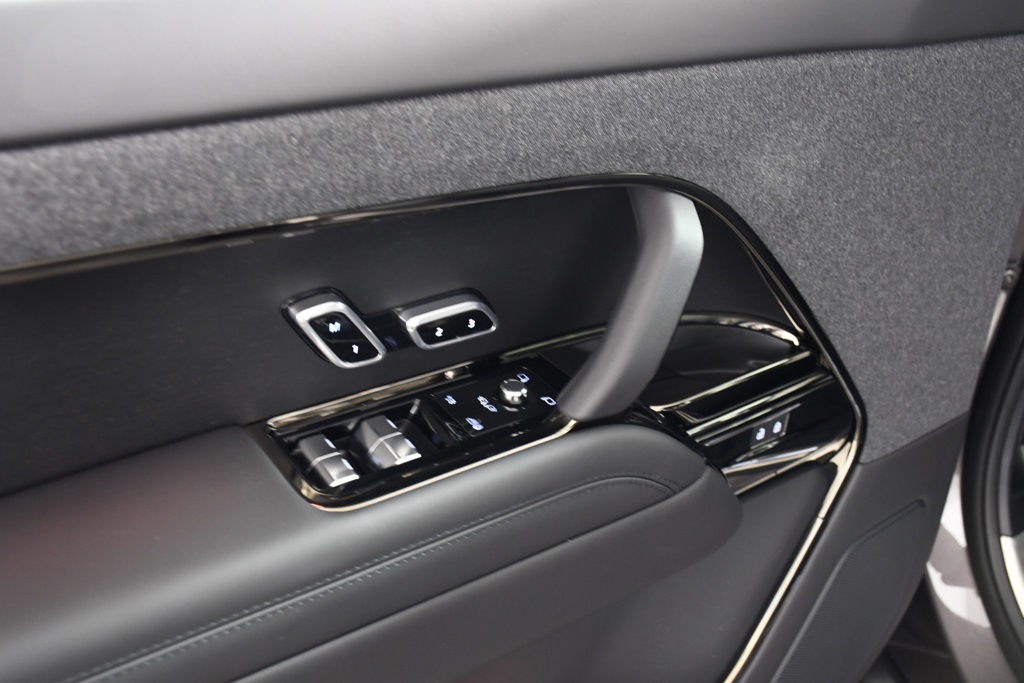 2025 Land Rover Range Rover Sport SE photo 15