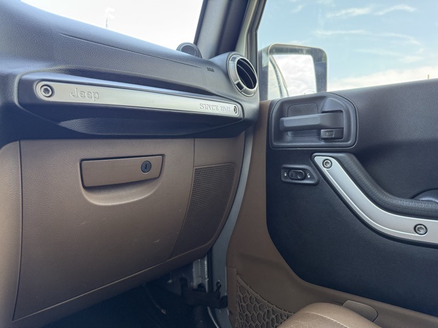 2012 Jeep Wrangler Unlimited Sahara photo 27