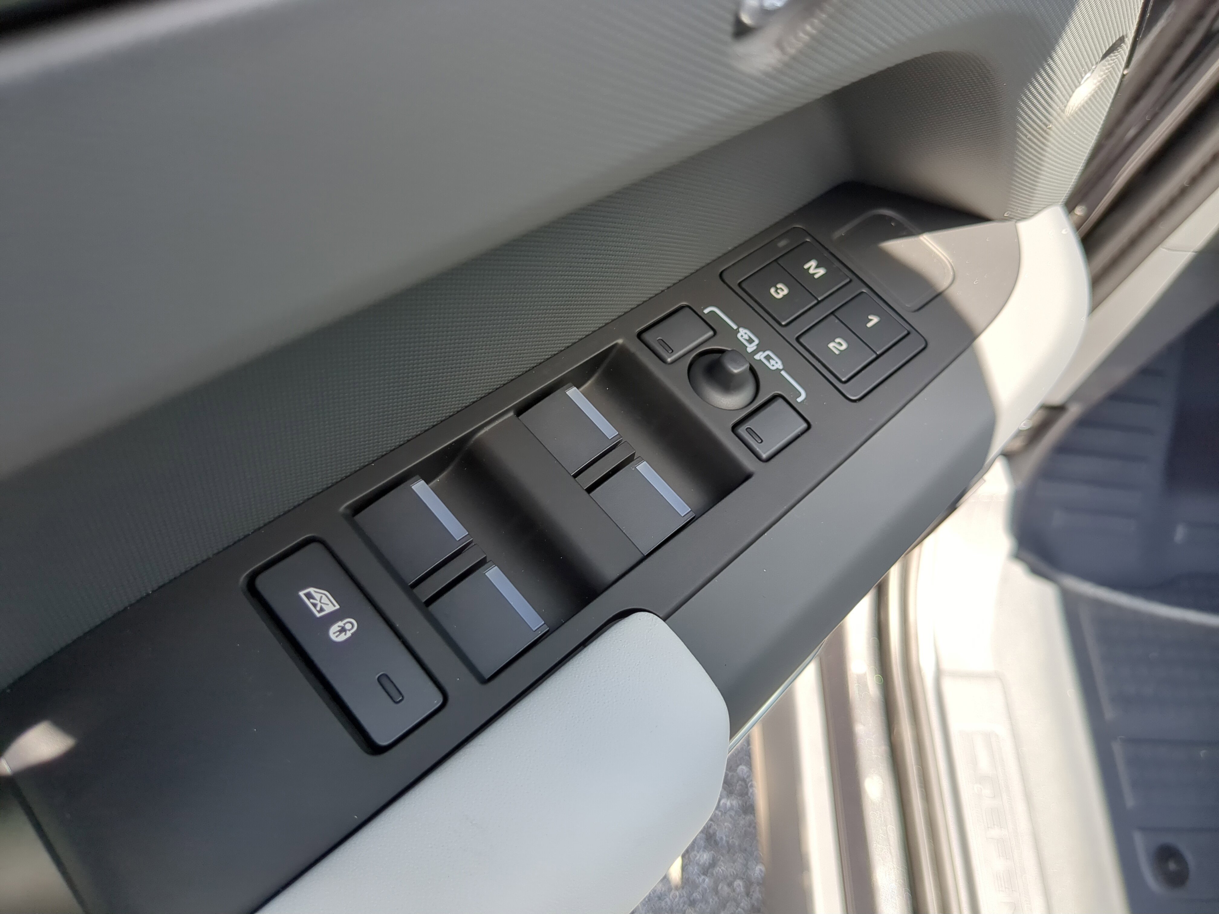 2025 Land Rover Defender 110 X-Dynamic SE photo 13