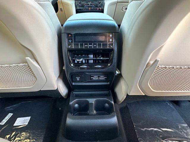 2025 Jeep Grand Cherokee Limited photo 29