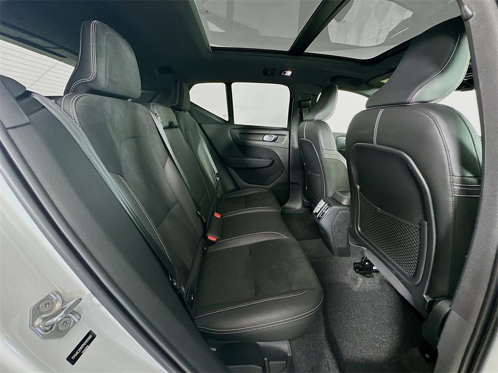 2021 Volvo XC40 R-Design photo 25