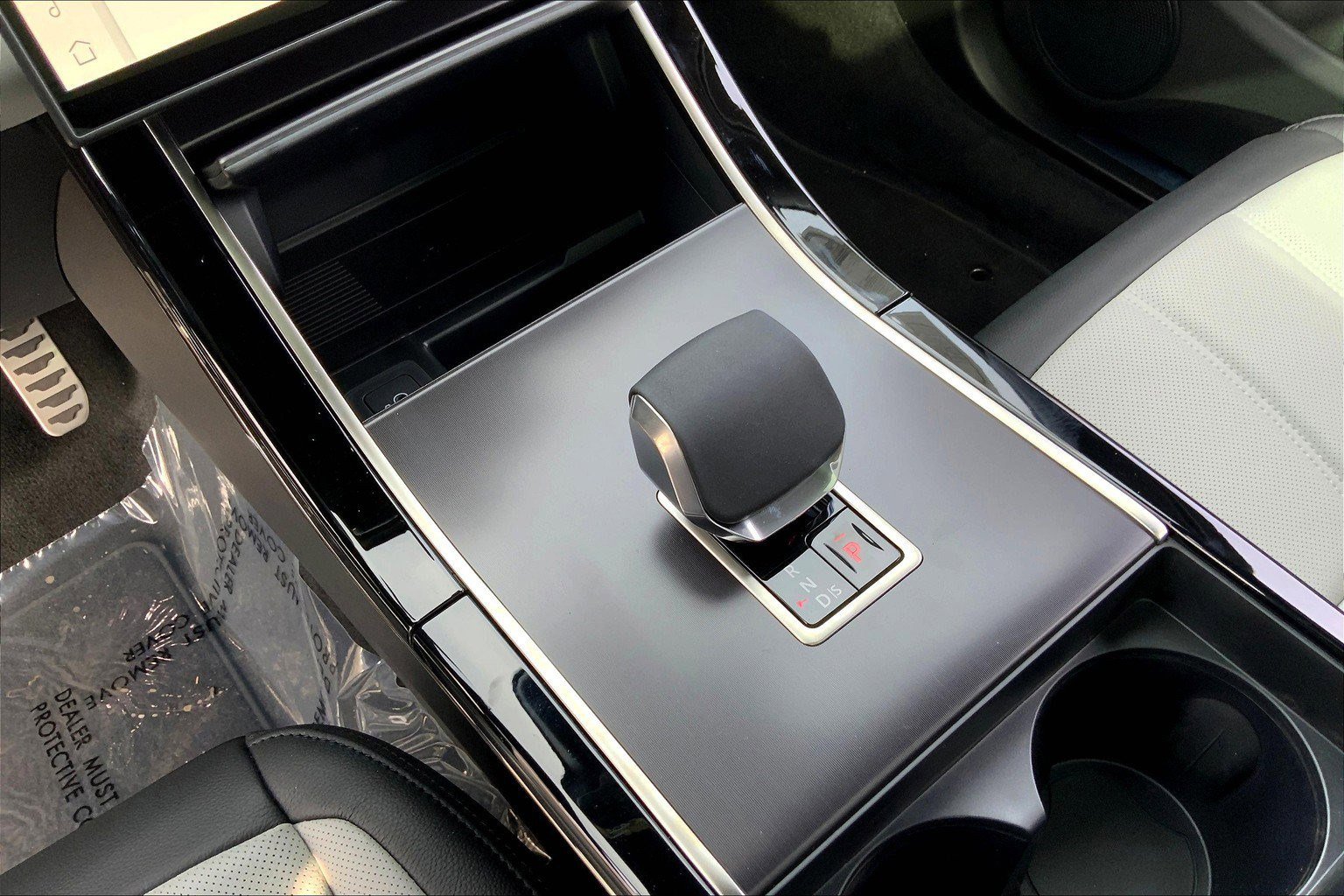 2026 Land Rover Range Rover Evoque Dynamic SE photo 6