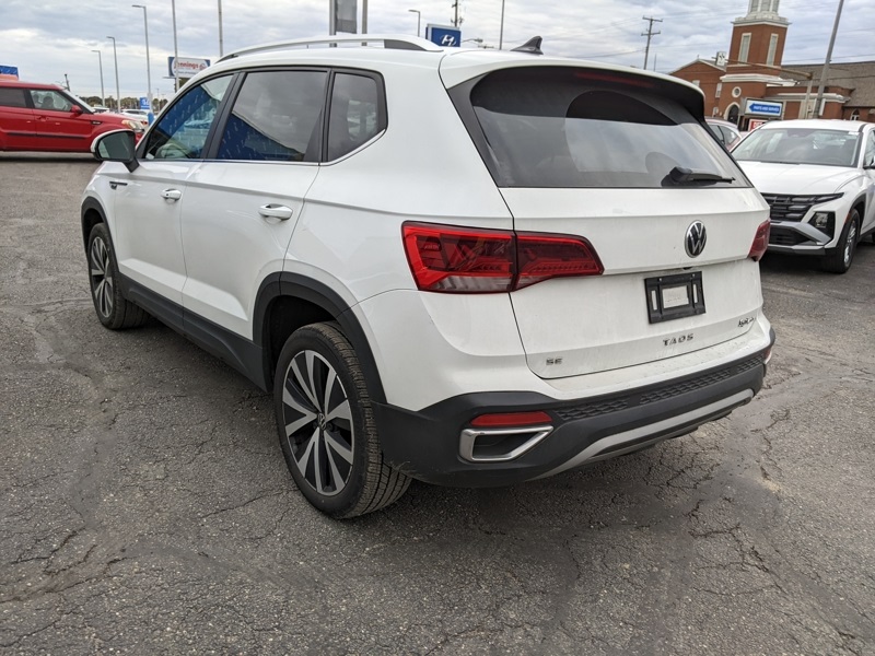 2022 Volkswagen Taos SE photo 2