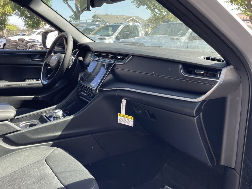 2025 Jeep Grand Cherokee Laredo X photo 17