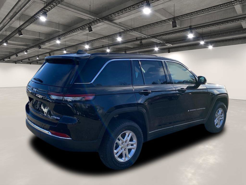 2025 Jeep Grand Cherokee Laredo photo 3