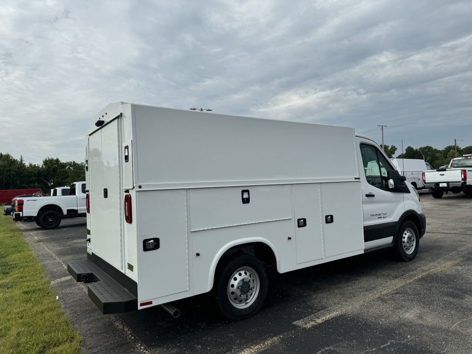 2024 Ford Transit Cutaway photo 2