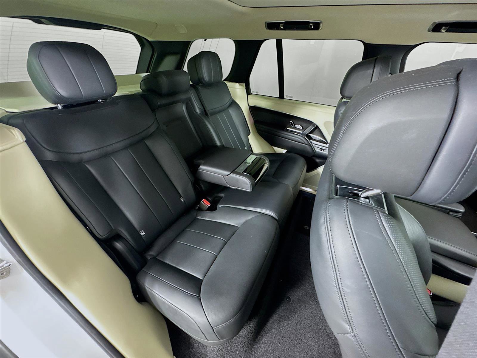 2023 Land Rover Range Rover SE photo 23
