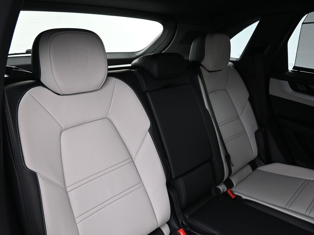 2026 Porsche Cayenne photo 10