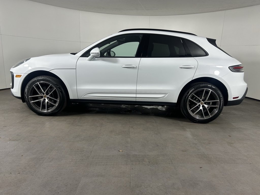 2024 Porsche Macan photo 2