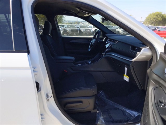 2025 Jeep Grand Cherokee Laredo Altitude photo 25