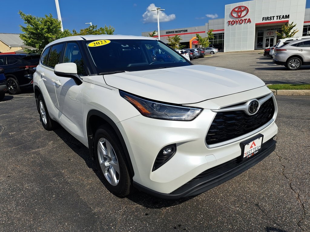 2023 Toyota Highlander LE photo 4
