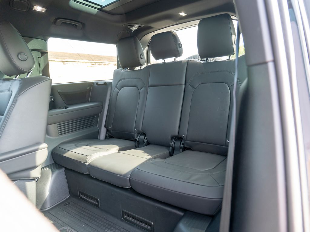 2025 Land Rover Defender 130 X-Dynamic SE photo 23