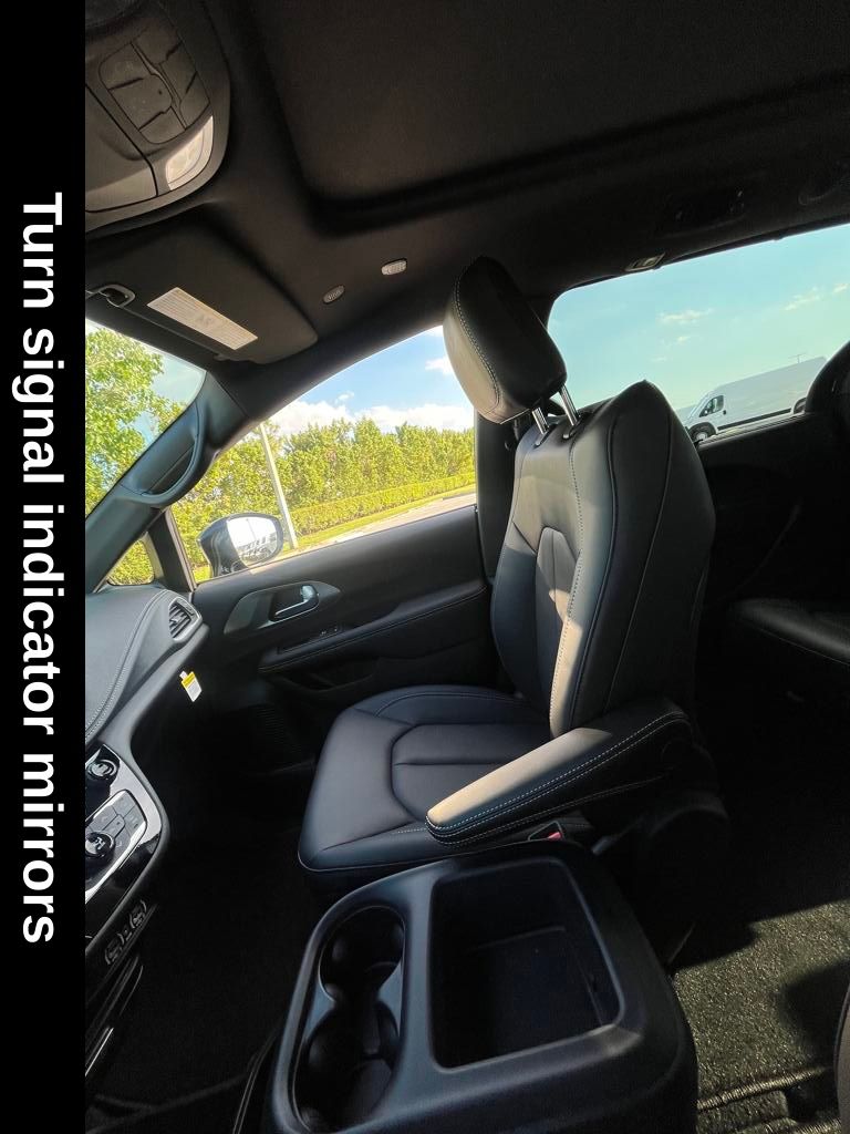 2025 Chrysler Pacifica photo 17